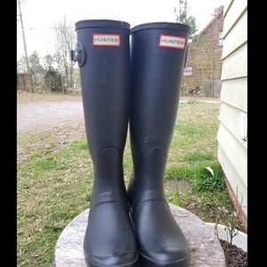 Black matte hunter rain boots